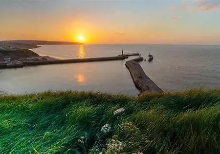 Awd Tuts 17th Century By The Harbour * Whitby