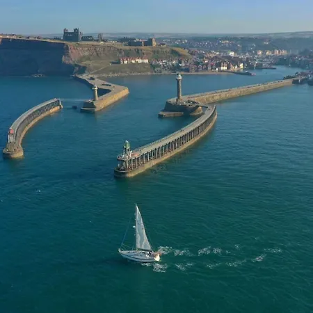 Awd Tuts 17th Century By The Harbour Nyaraló Whitby