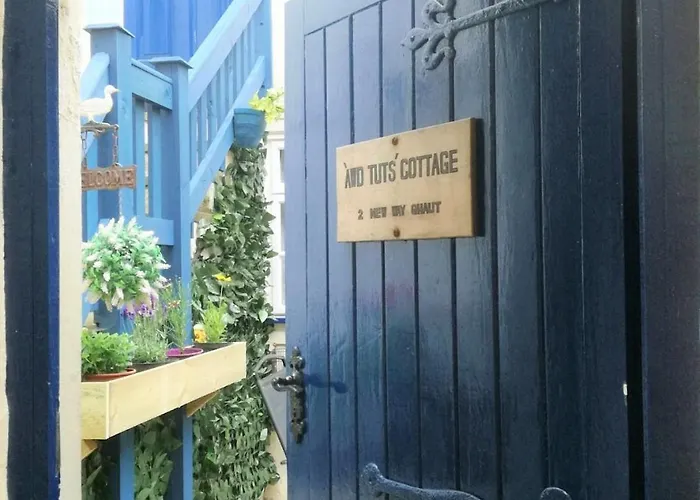 Awd Tuts 17th Century By The Harbour