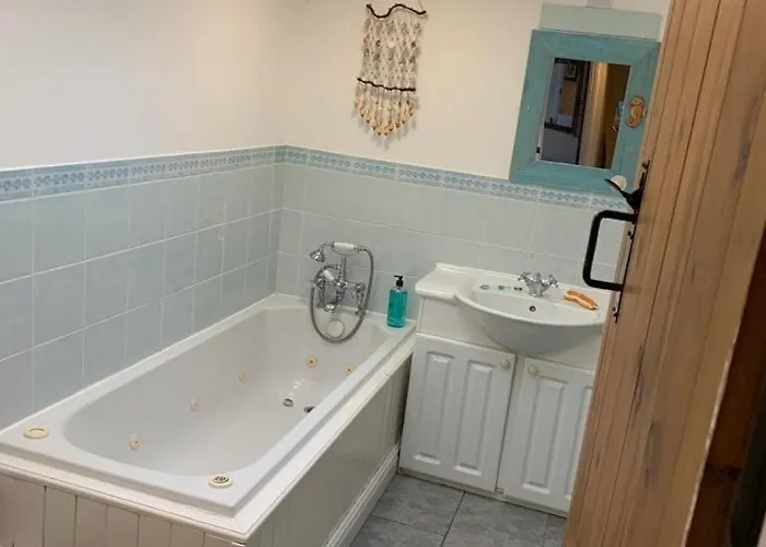 Awd Tuts 17th Century By The Harbour ويتبي