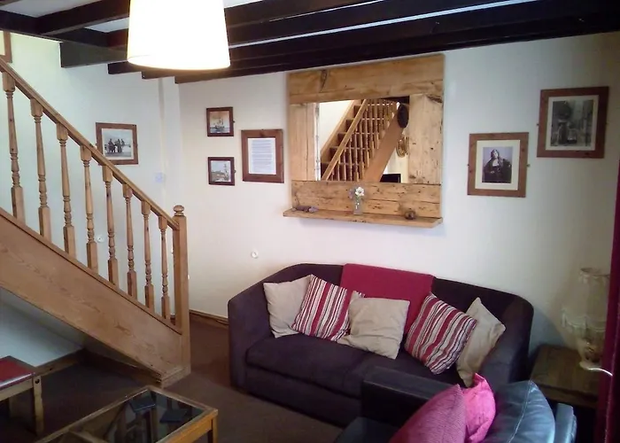 Awd Tuts 17th Century By The Harbour ويتبي