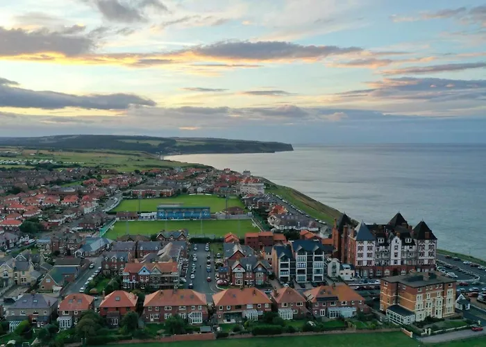 Awd Tuts 17th Century By The Harbour ويتبي