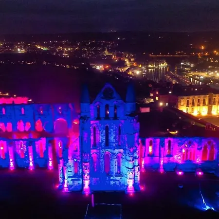 Awd Tuts 17th Century By The Harbour * Whitby